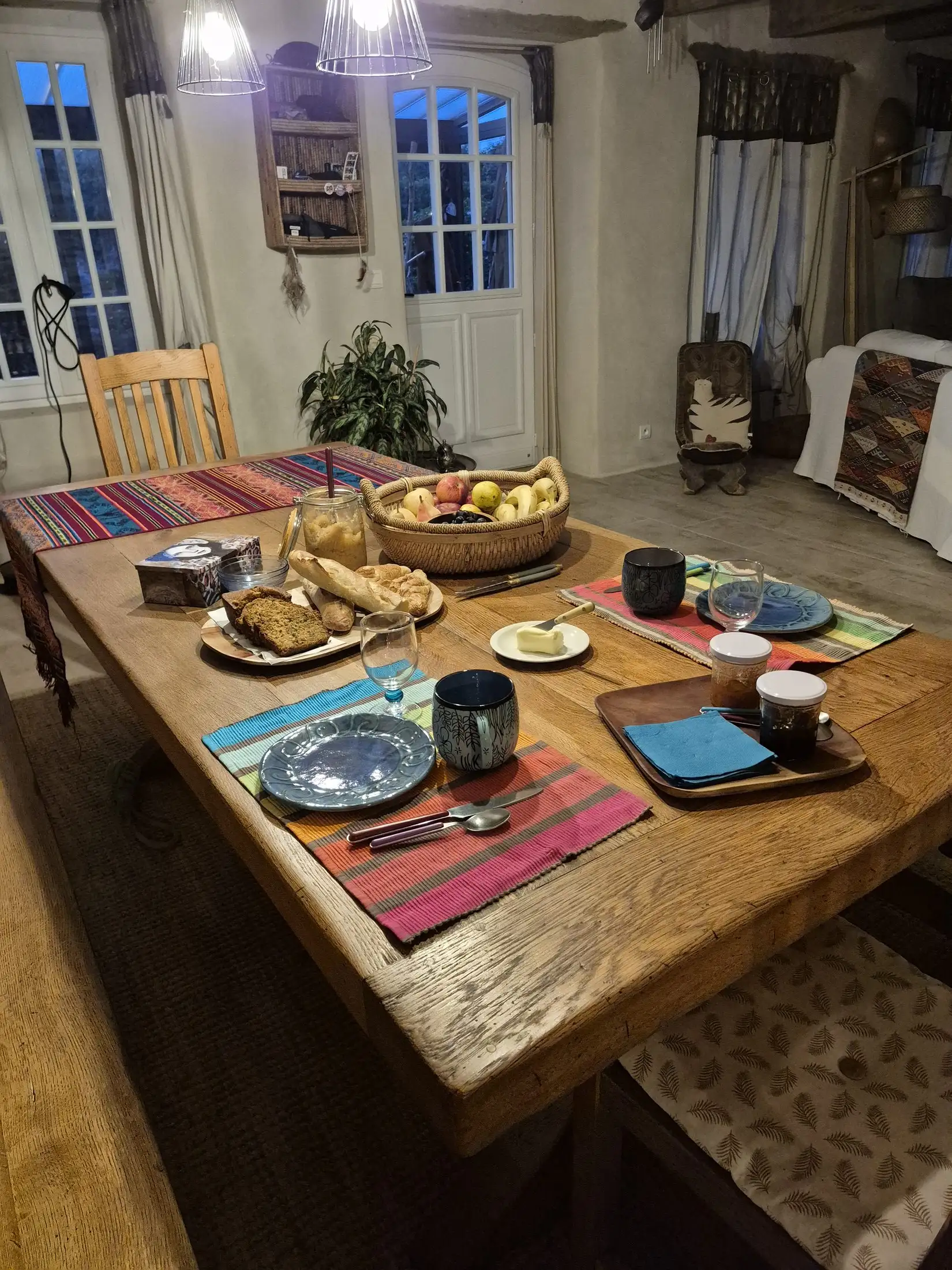 Le petit déjeuner servi à la table de la chambre d'hôtes