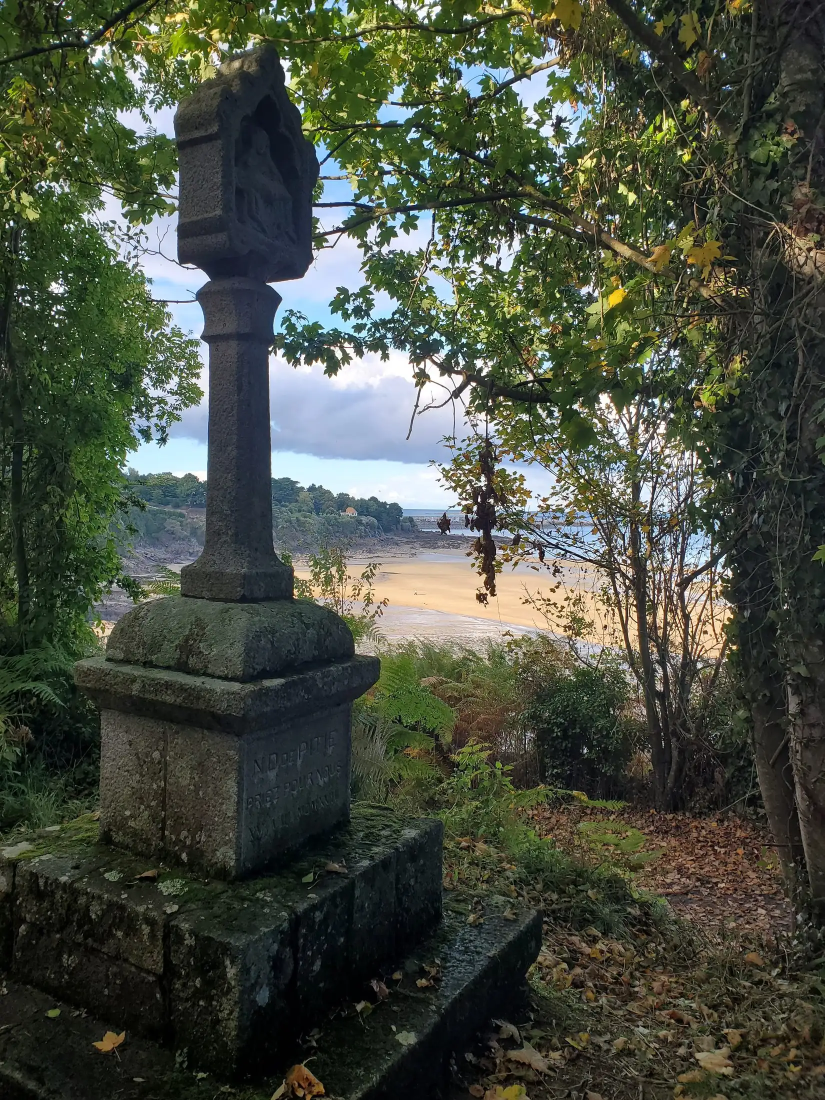 Vue depuis le GR en direction de la plage du Moulin