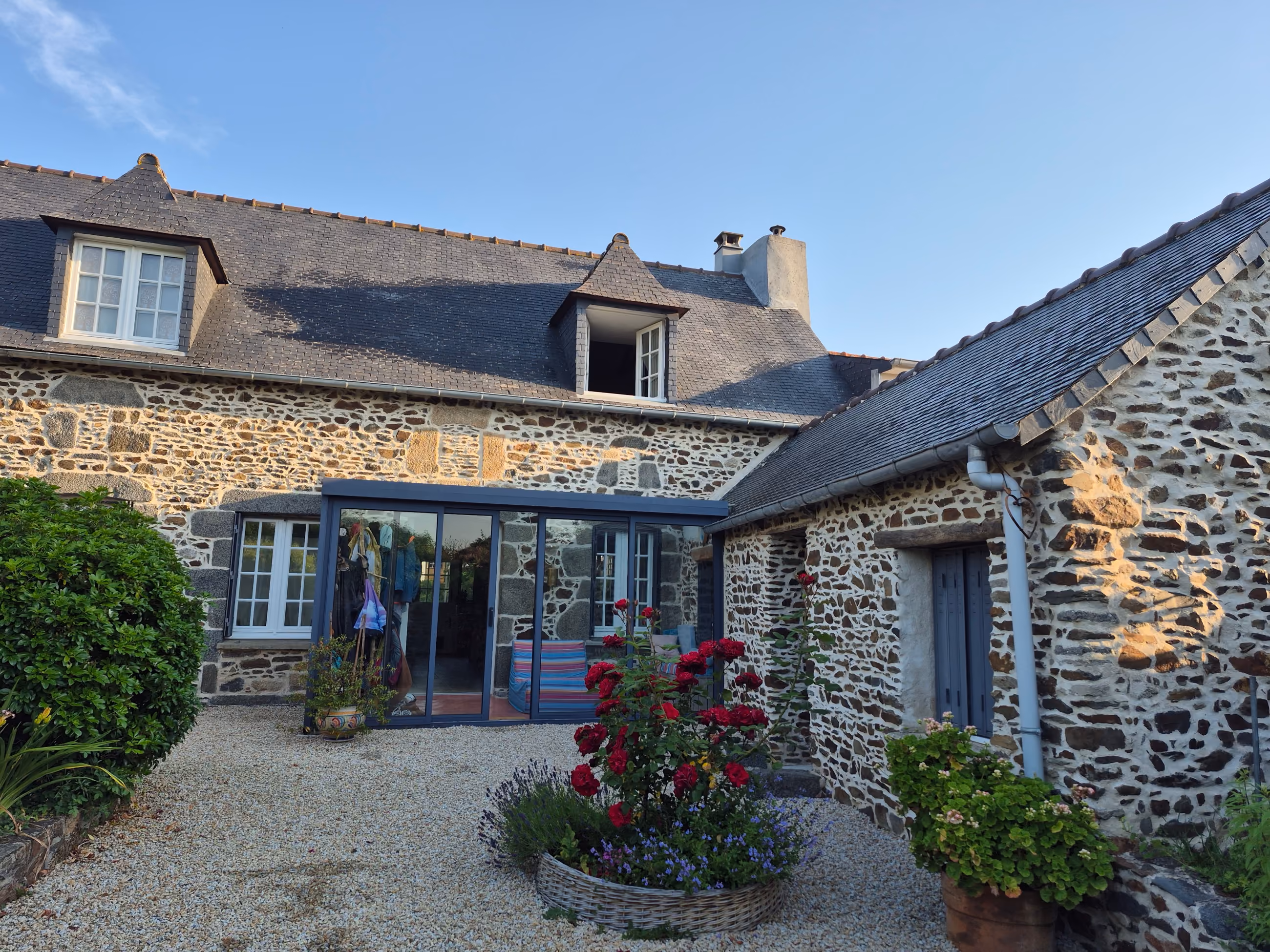 Escale Tagarine — An old house, between fields and forest